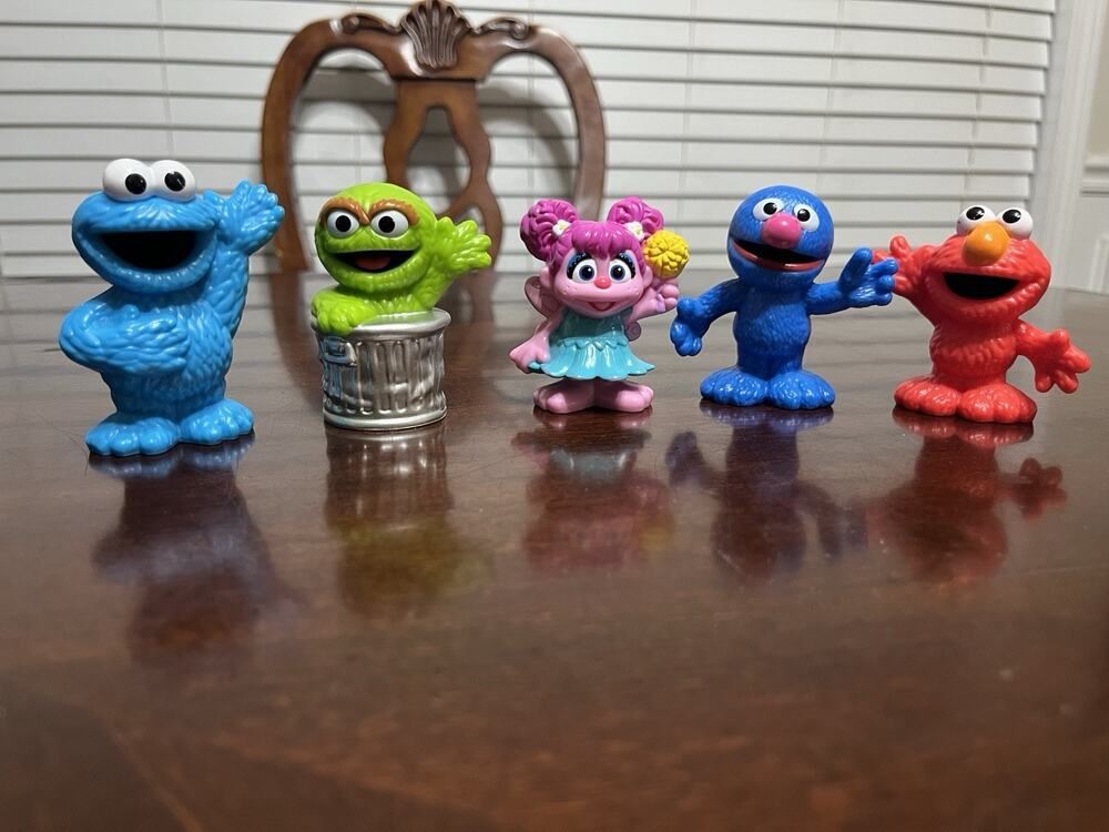 Hasbro Sesame Street Workshop Lot of 5 Figures 2013, 2014 Elmo, Grover, Oscar